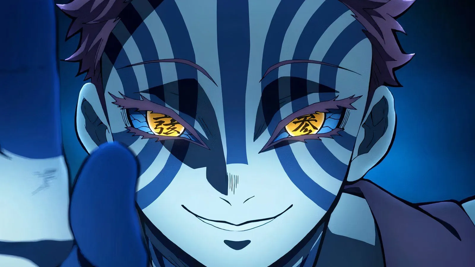 Аказа улыбается посреди боя с Танджиро в фильме «Клинок, рассекающий демонов: Замок Бесконечности»