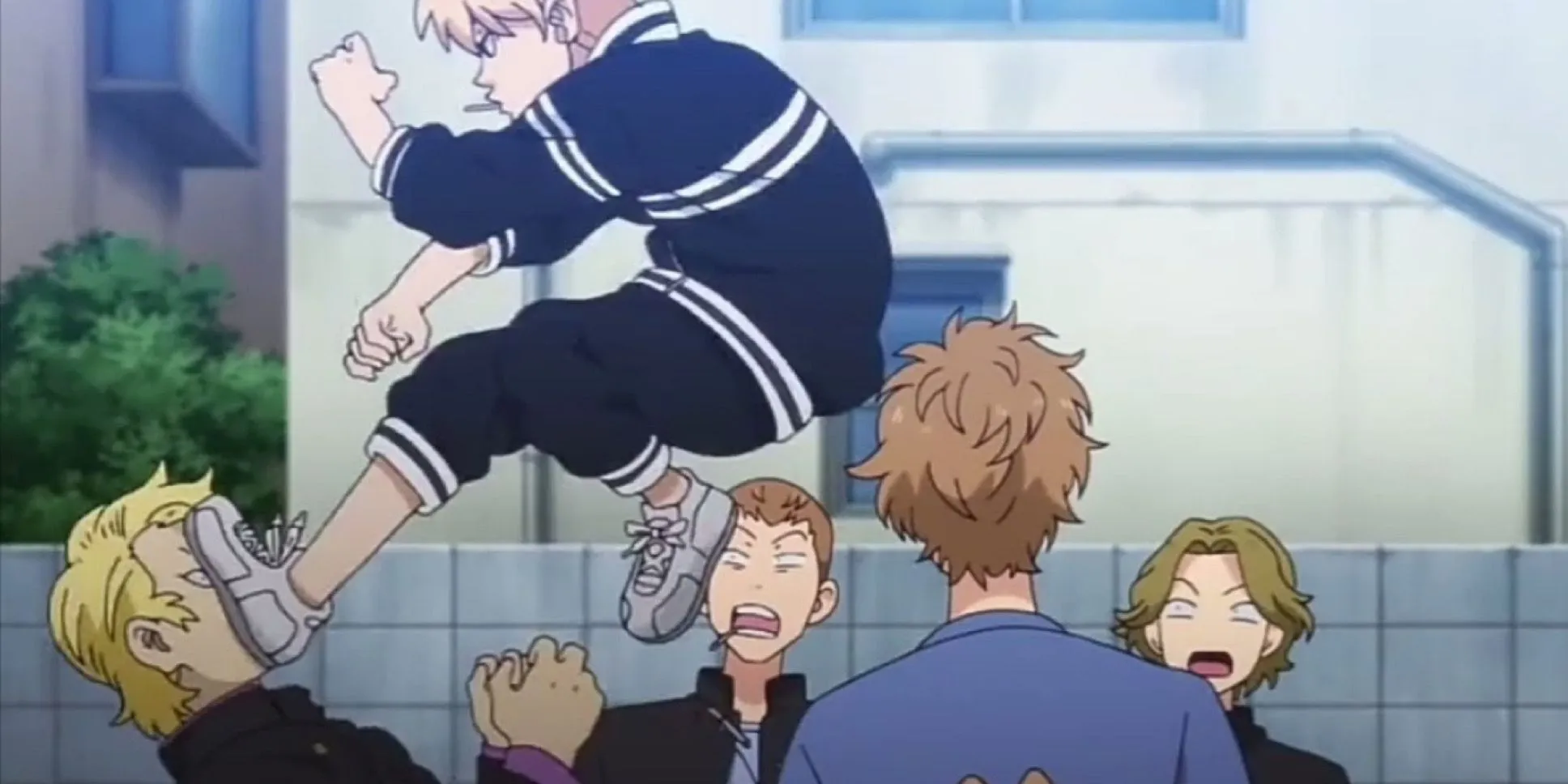 Кадр из аниме «Токийские мстители», Майки наносит удар