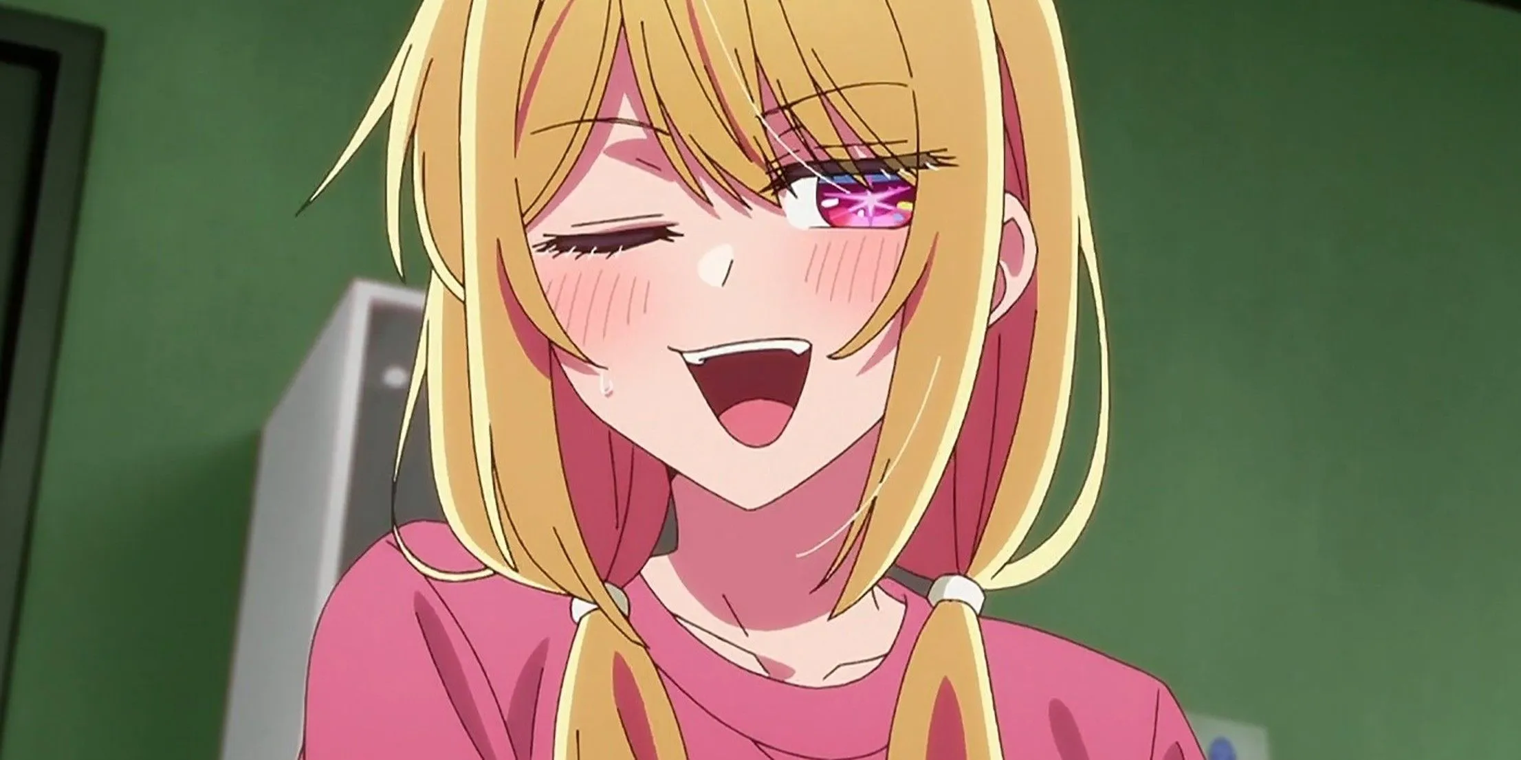 Руби Хосино хитро улыбается, кадр из «Звёздного дитя»