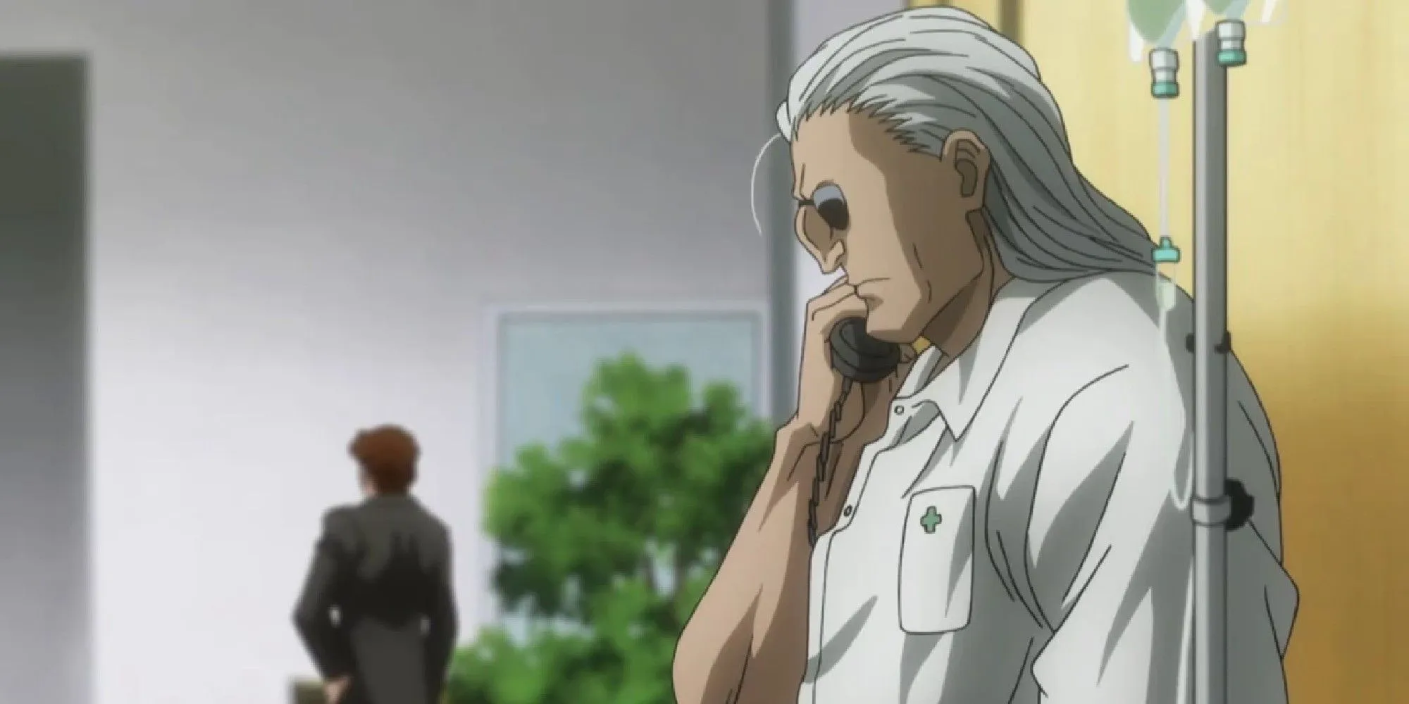 Кадр: Морау в больнице разговаривает по телефону