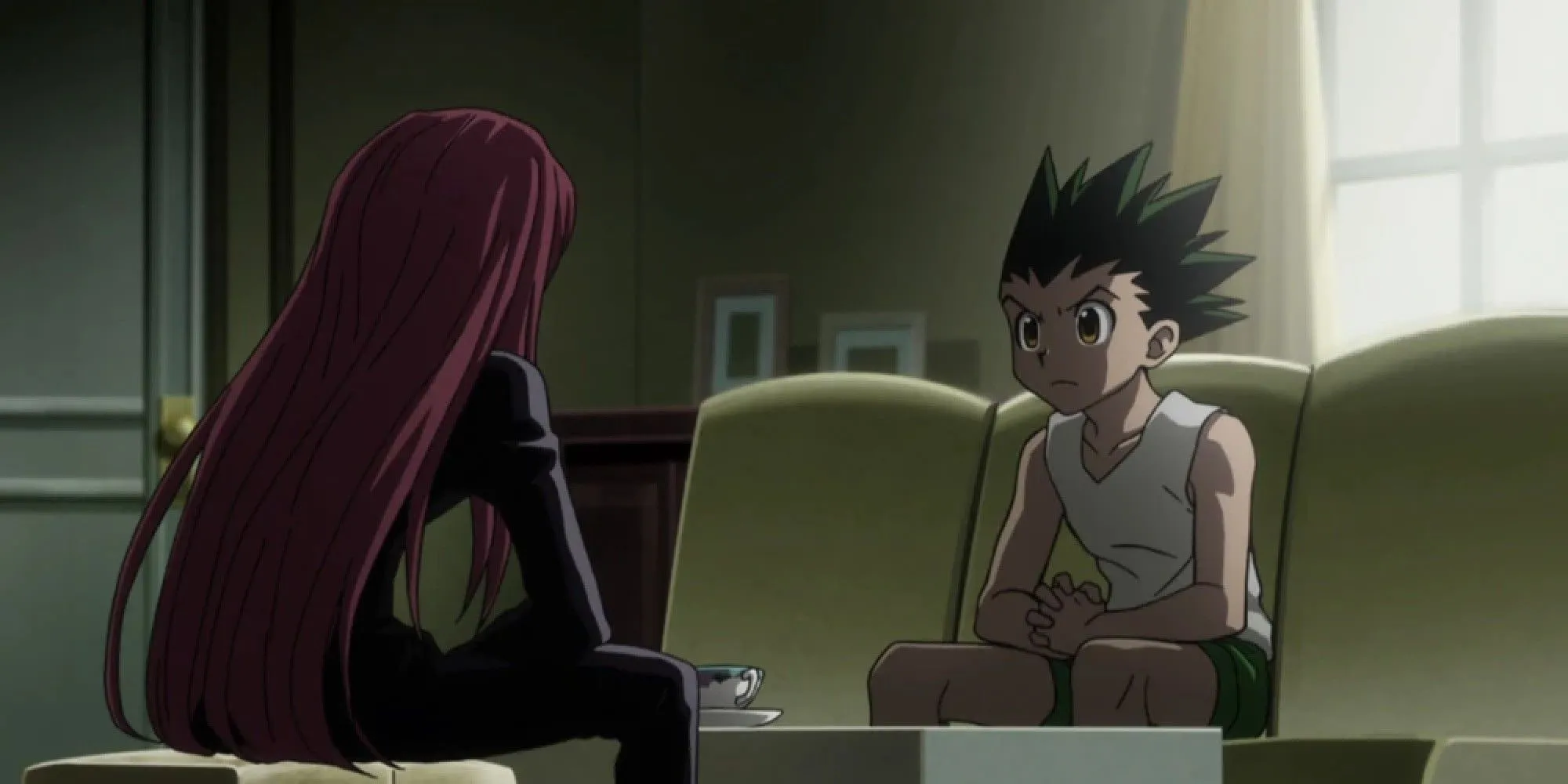 Кадр: Гон и Кайто сидят на диванах