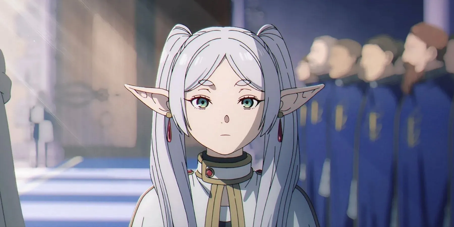 Фрирен стоит в толпе с серьёзным выражением лица