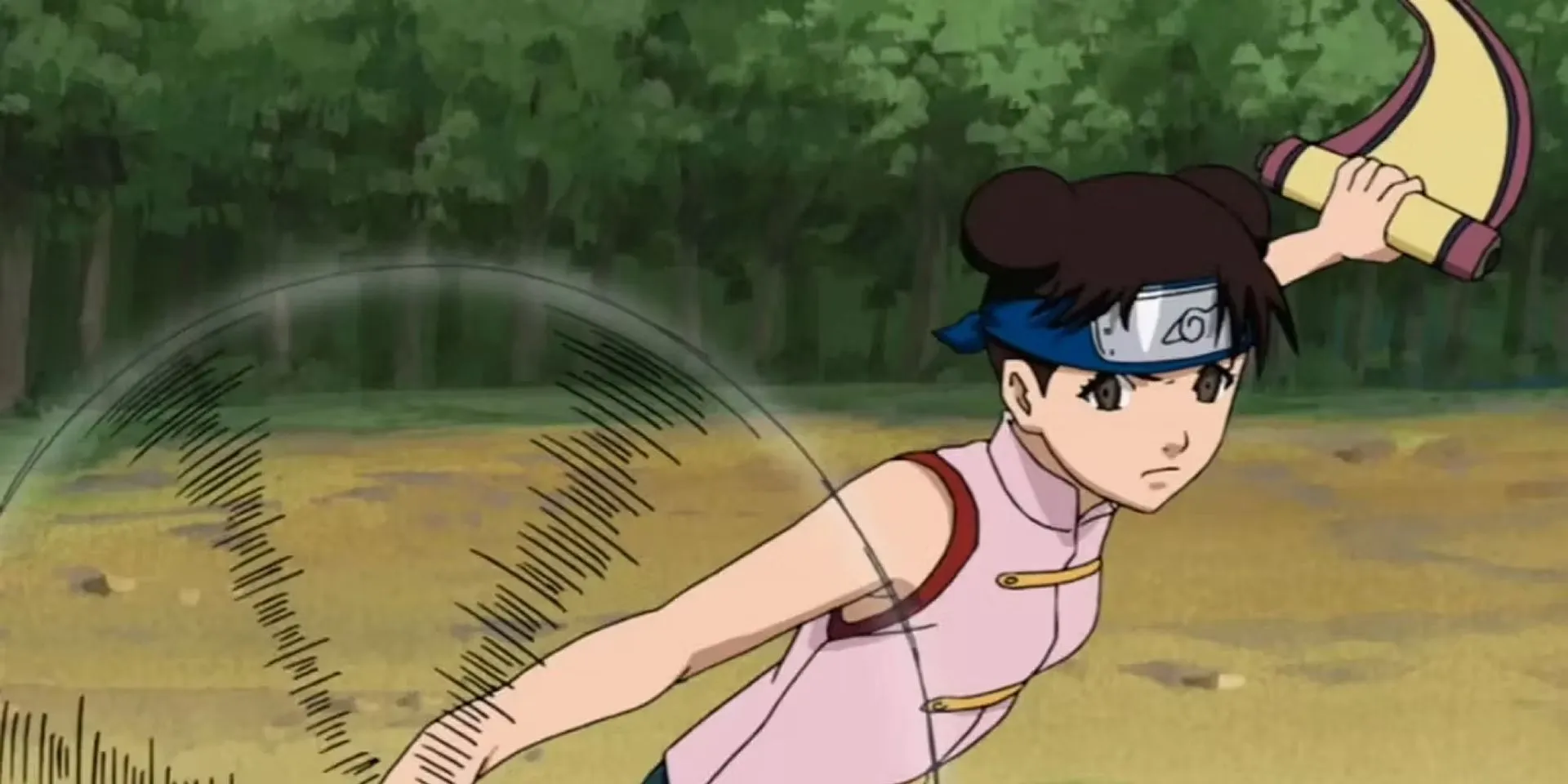 Тентен использует оружие в бою в аниме «Наруто»