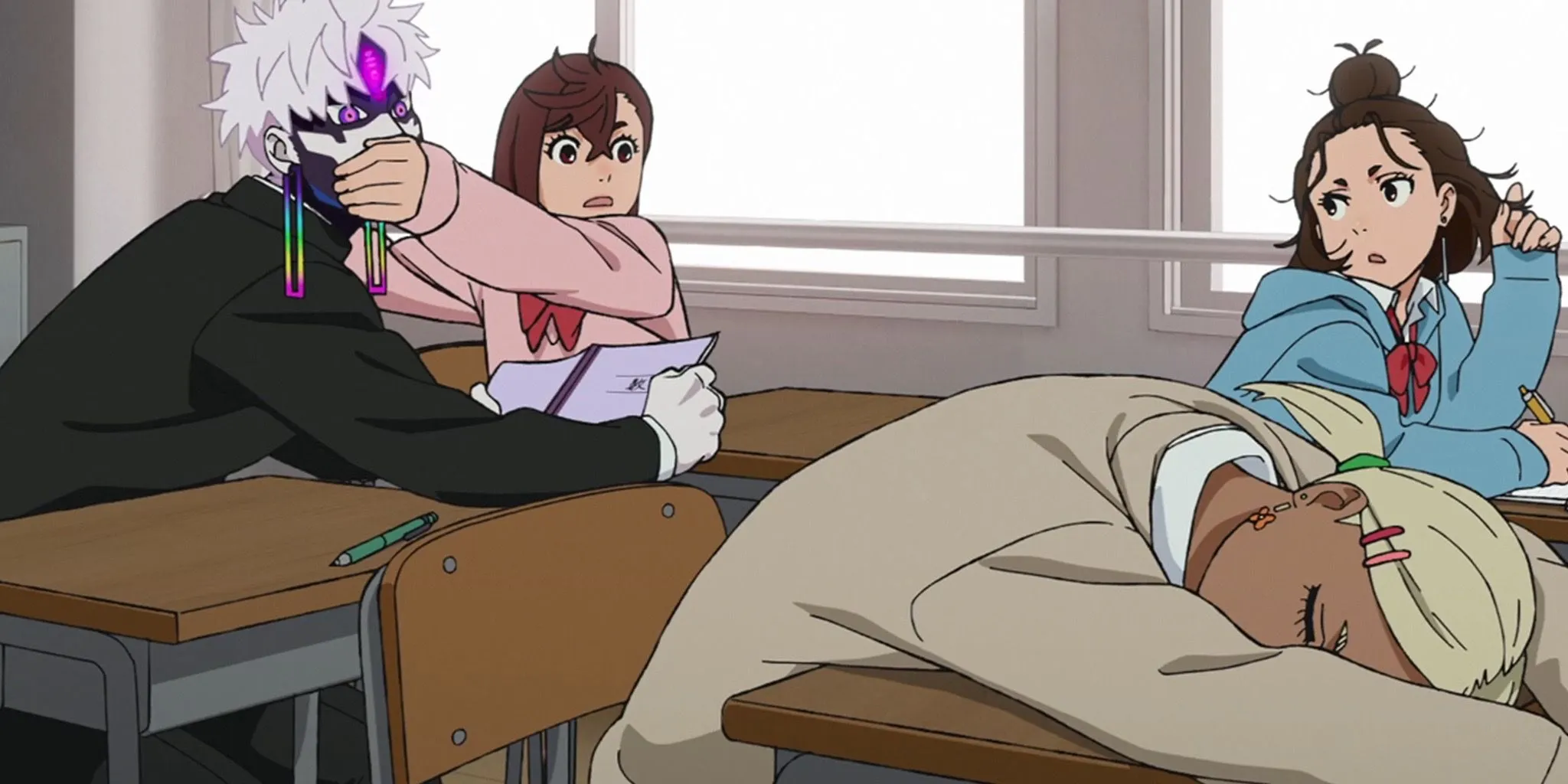 Момо останавливает Злой Глаз Дзидзи от разговоров в классе в «Дандадан» 2