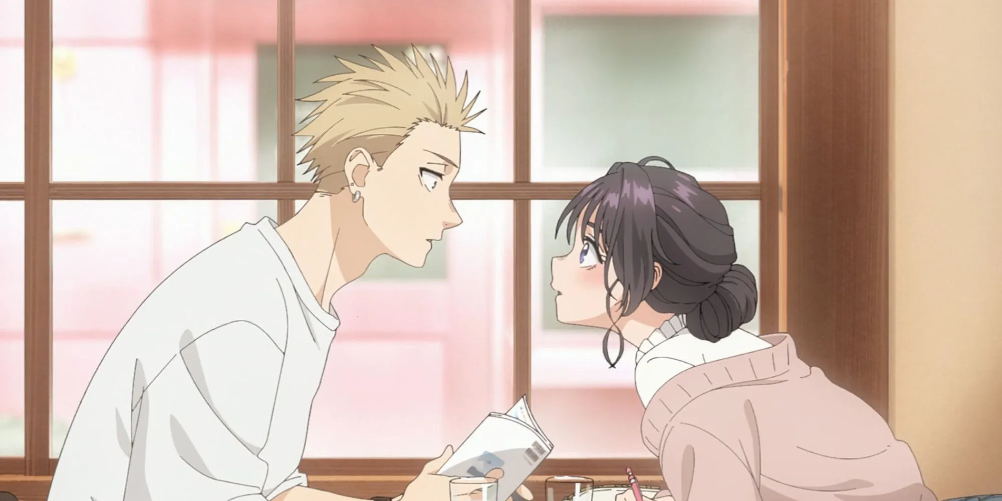 Ринтаро и Каоруко удивлённо смотрят друг на друга в «Благоуханном цветке»