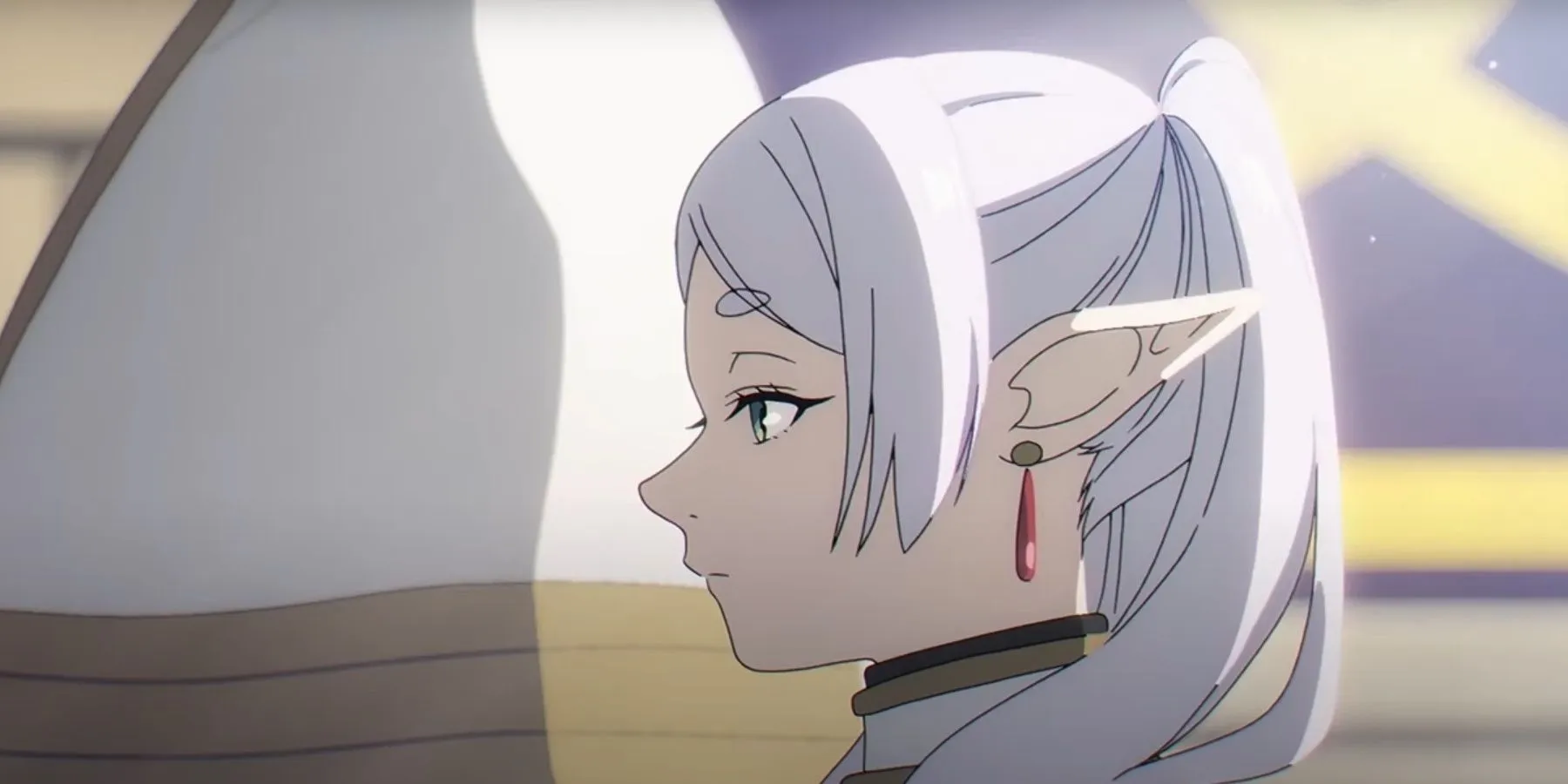 Фрирен-эльфийка смотрит в сторону