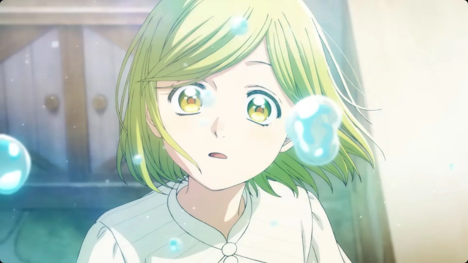 Коко смотрит на парящие пузыри воды в «Ателье колдовских колпаков»