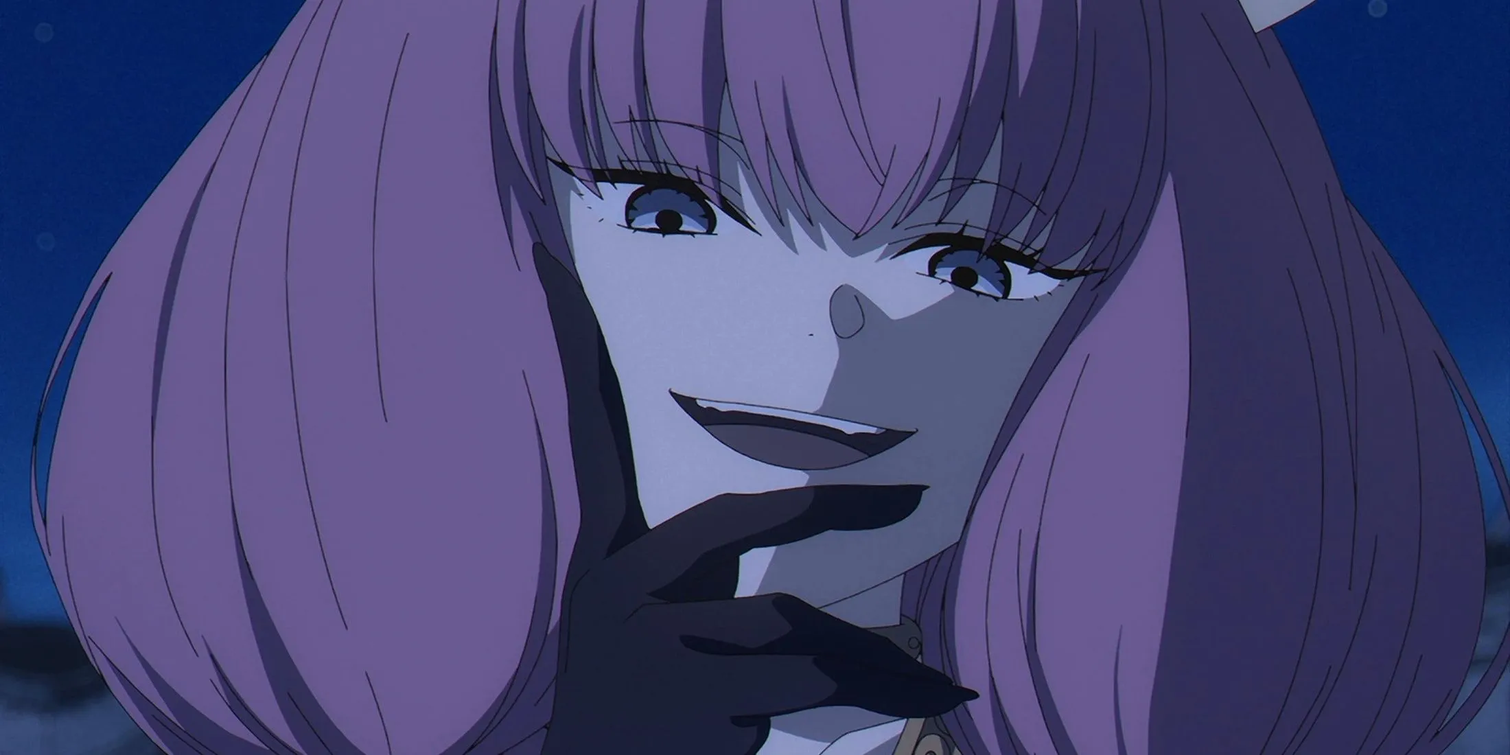 Аура Гильотина самодовольно улыбается