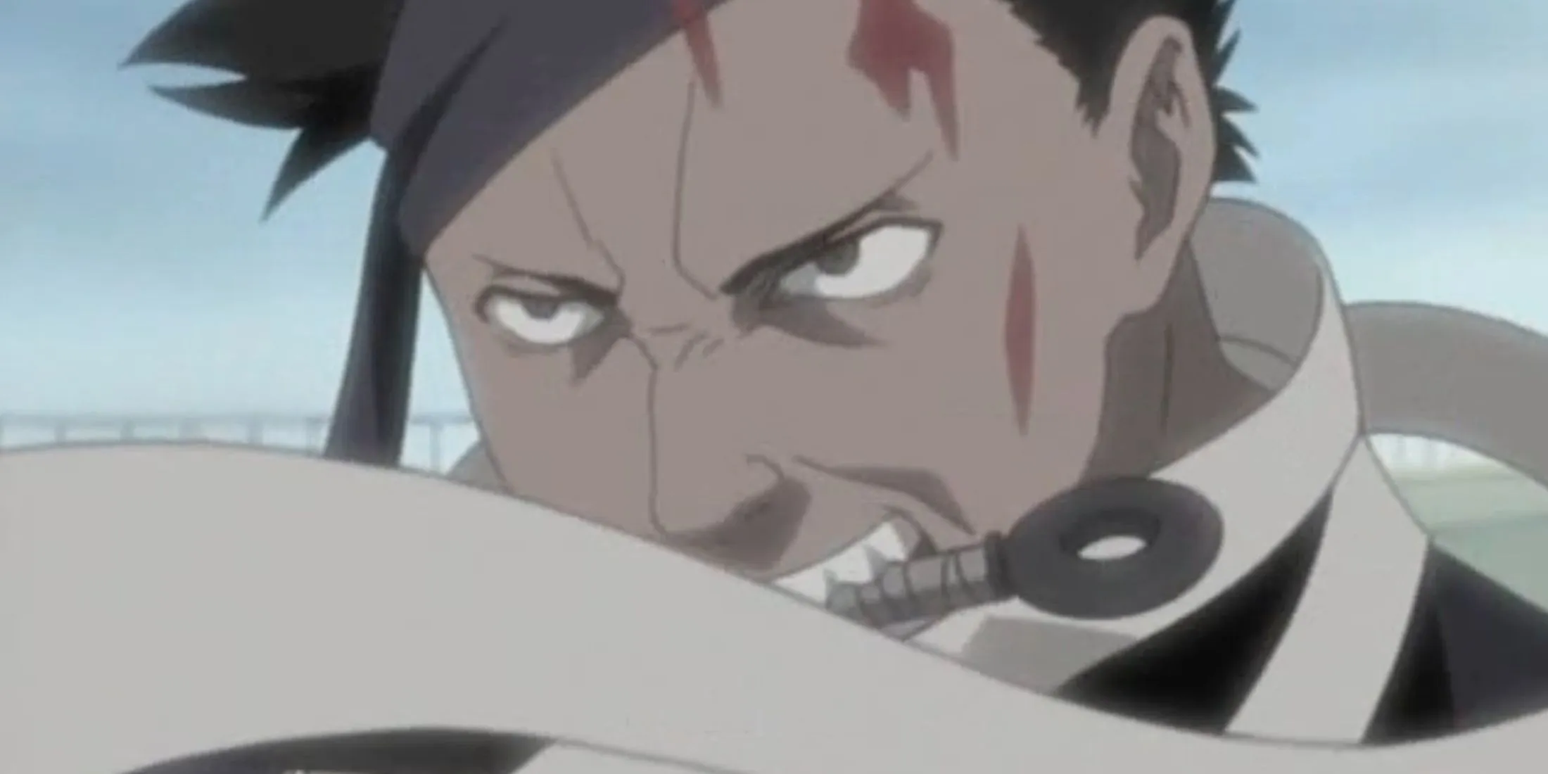 Забуза держит нож в зубах в аниме «Наруто»